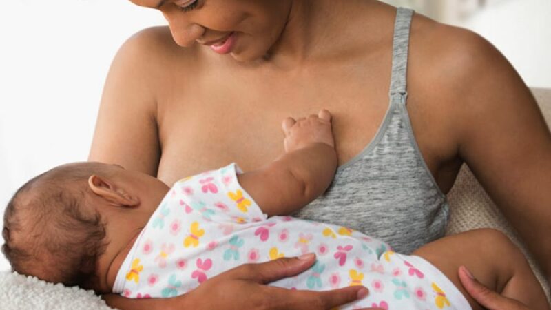 10 Celebs Who Breastfeed in Public