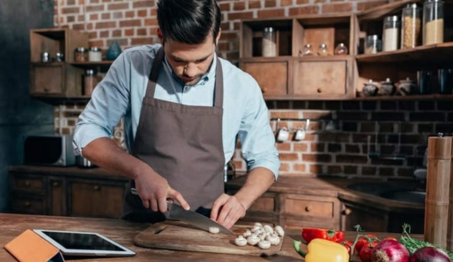 8 Reasons Why You Should Date A Guy Who Cooks